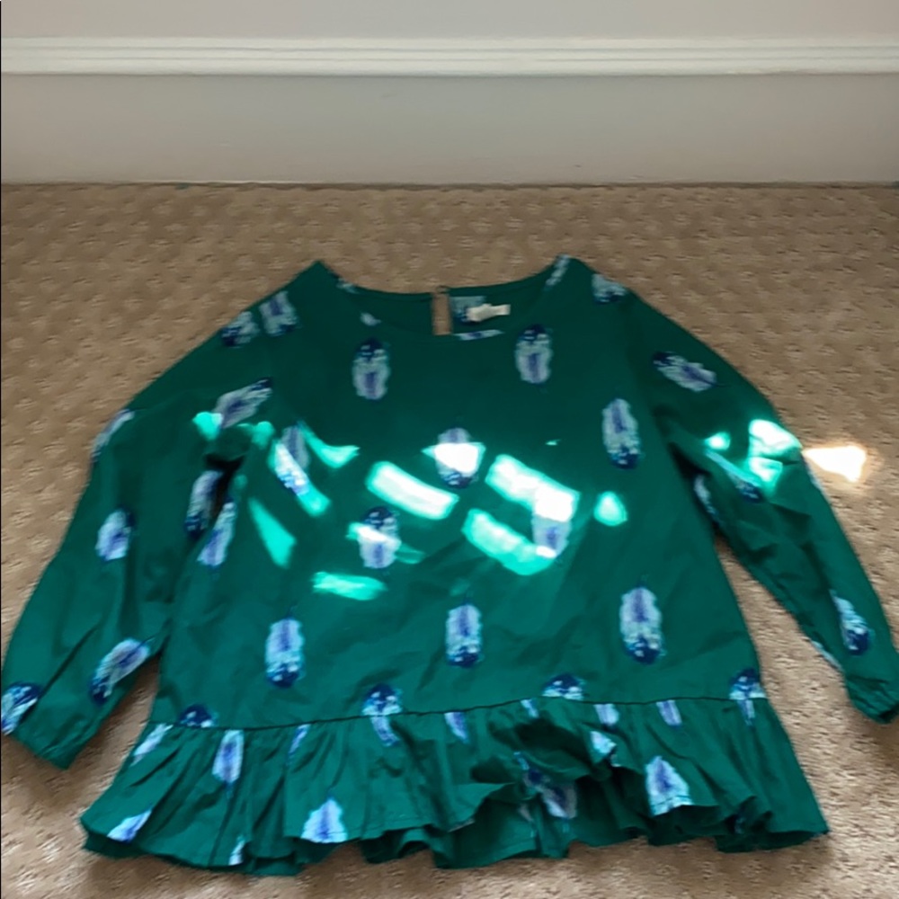 Green blouse with feathers pattern